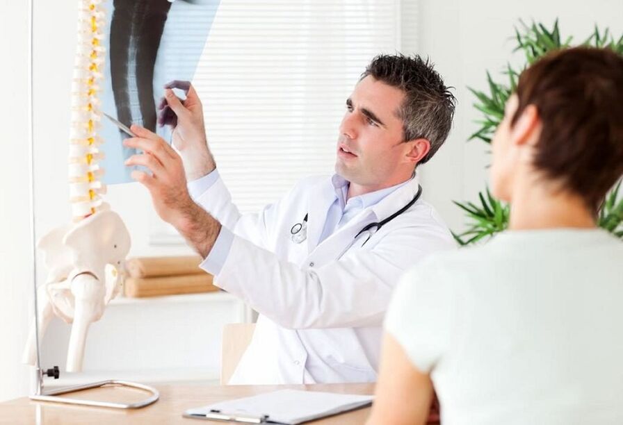 doctor examines an x-ray to diagnose thoracic osteochondrosis